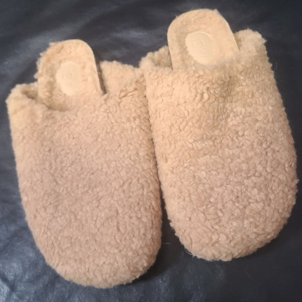 Intentionally blank tan fuzzy teddy bear slippers, size 9 women's